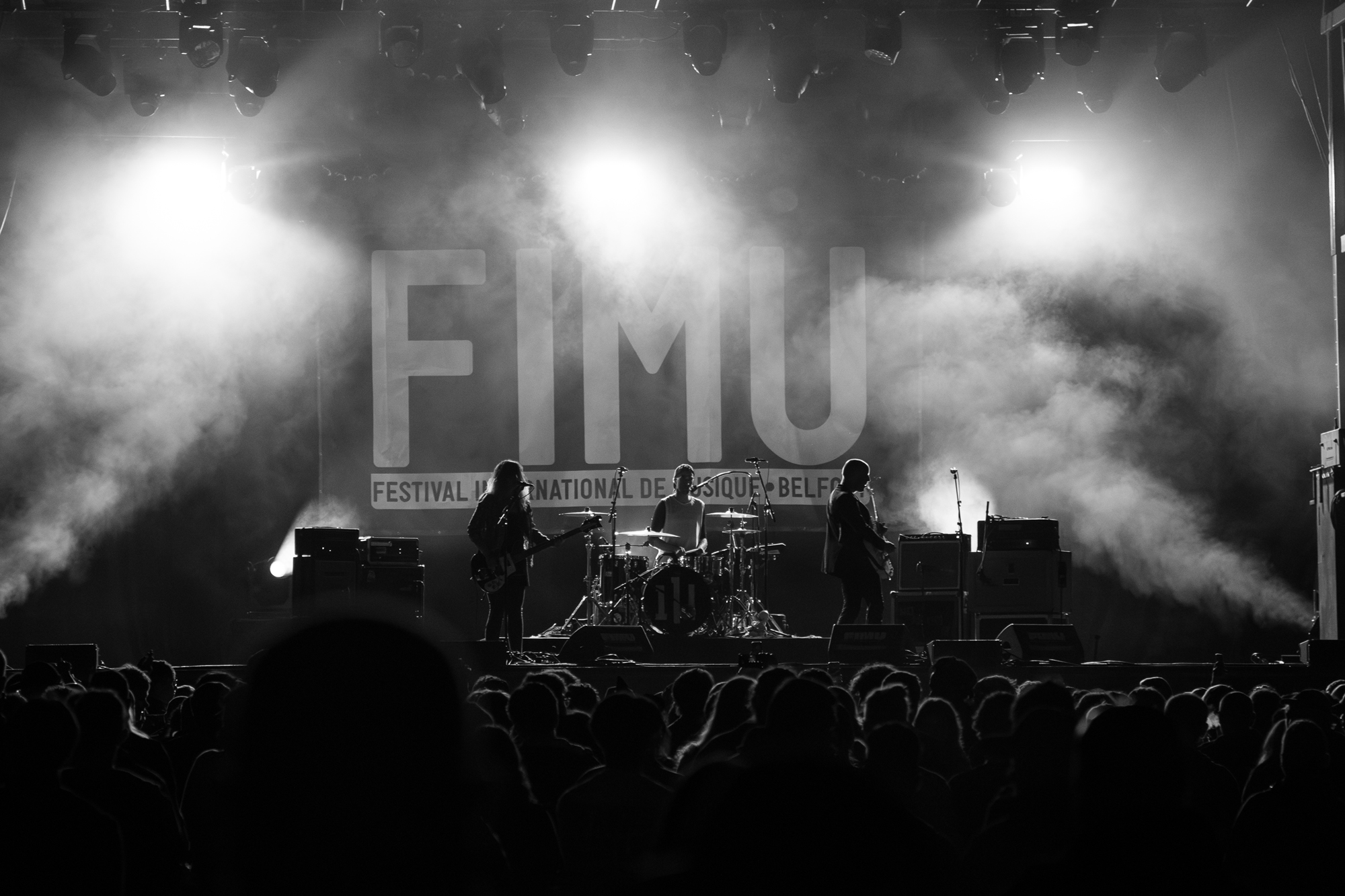 Foule sous les lasers